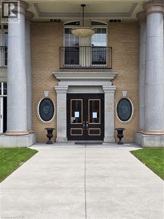 A building with a balcony and two round windows flank the entrance.