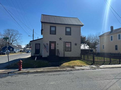 401 4Th St 3 Beds Apartment for Rent