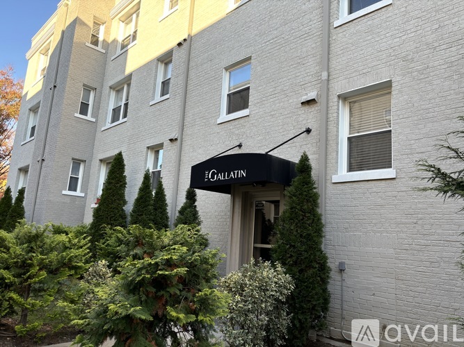 A building with a sign that says "Galatin" on it.