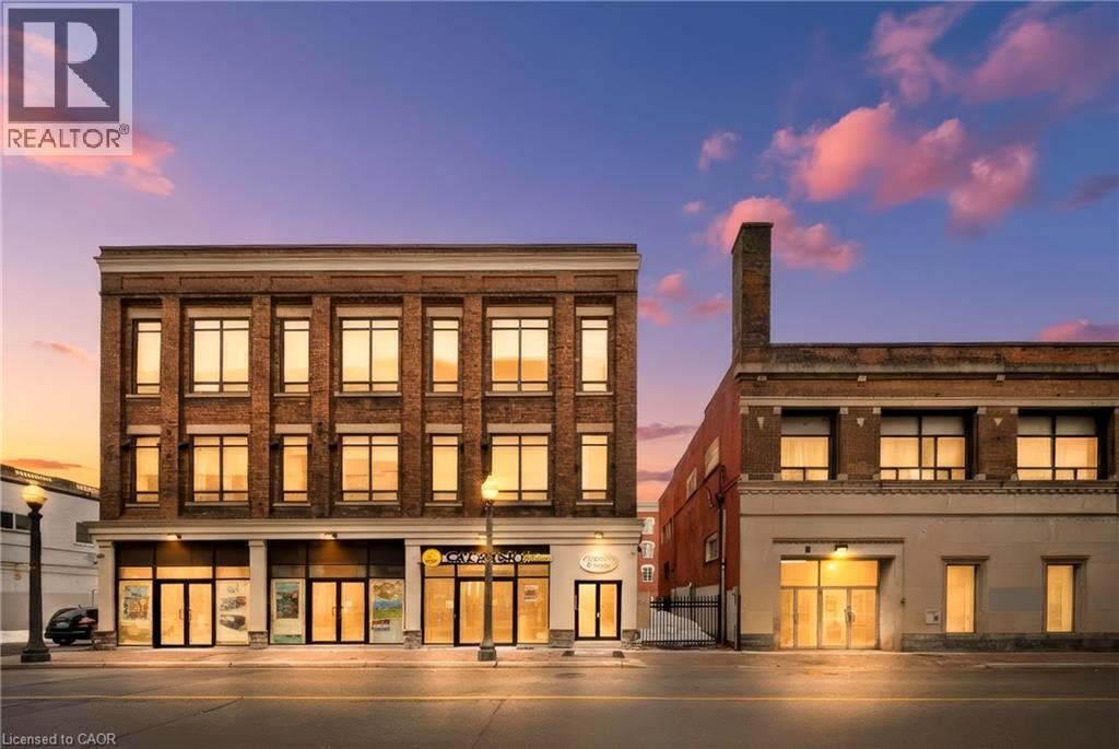 A building with a sign that says REALTOR.