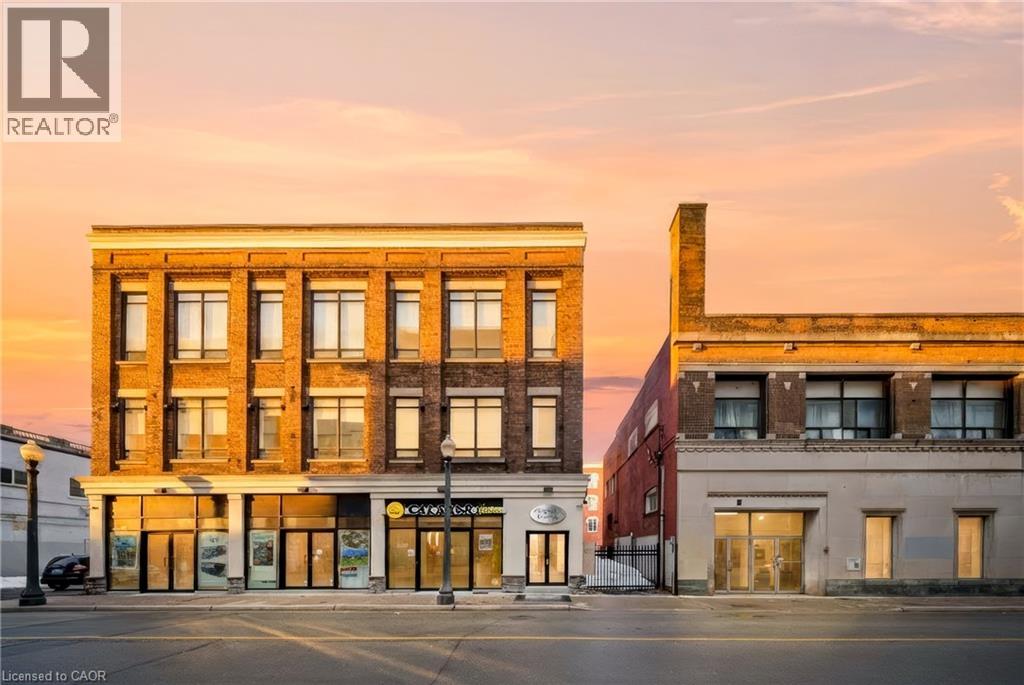 A building with a sign that says REALTOR.