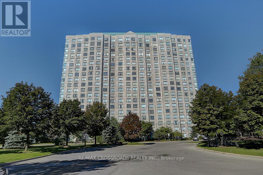 A tall building with a sign that says RE/MAX CROSSROADS REALTY INC. Brokerage in front of it.