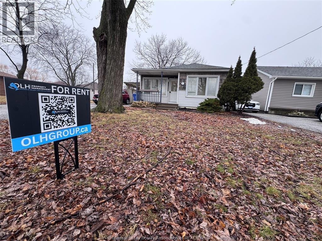 A house is for rent and the sign is blue and white.