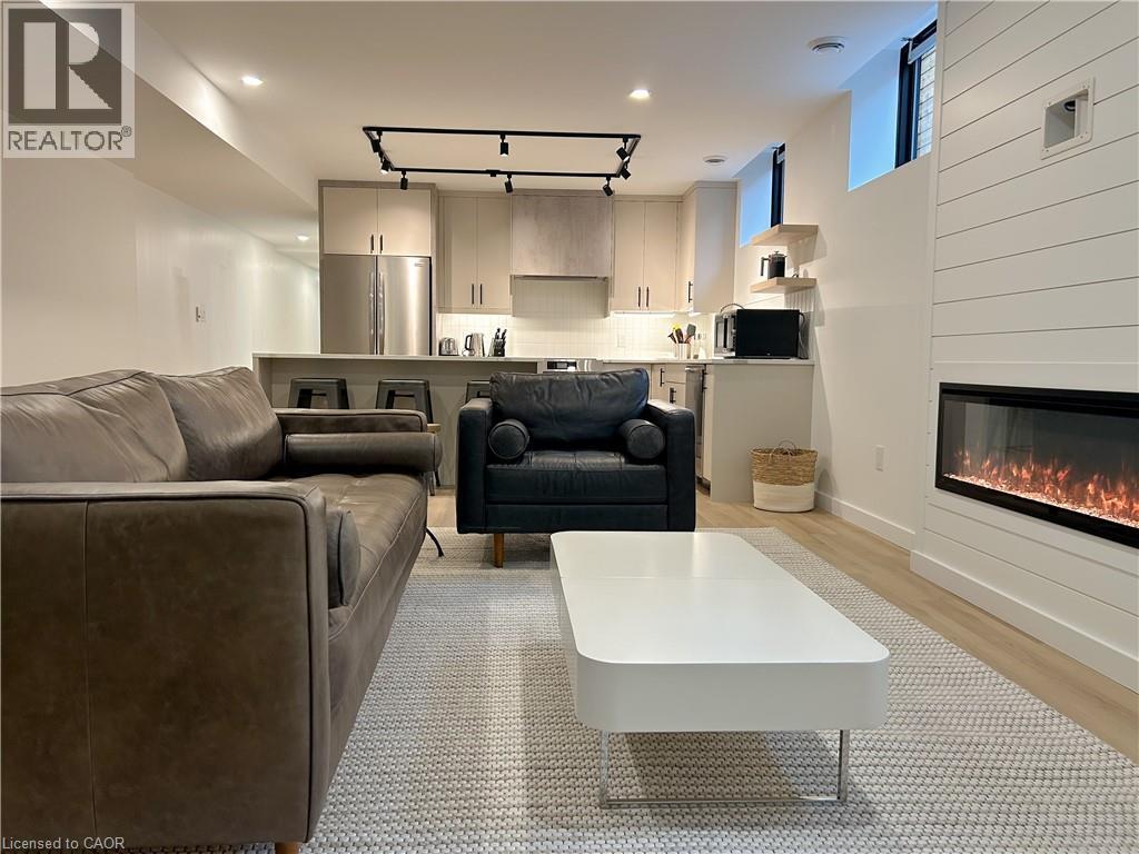 Source URL: https://ddfcdn.realtor.ca/listing/TS639082410961030000/reb14/highres/9/40809299_1.jpg