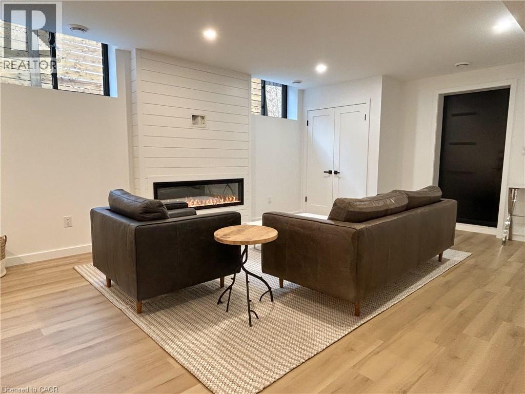 Source URL: https://ddfcdn.realtor.ca/listing/TS639082410961000000/reb14/highres/9/40809299_2.jpg