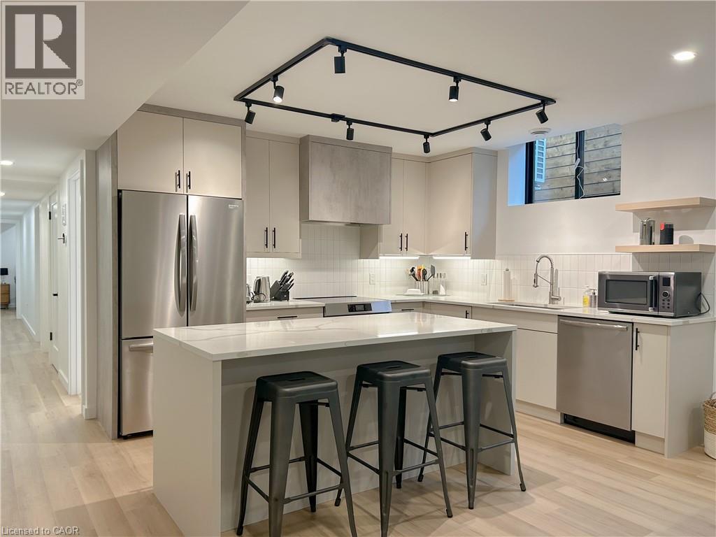Source URL: https://ddfcdn.realtor.ca/listing/TS639082410961000000/reb14/highres/9/40809299_3.jpg