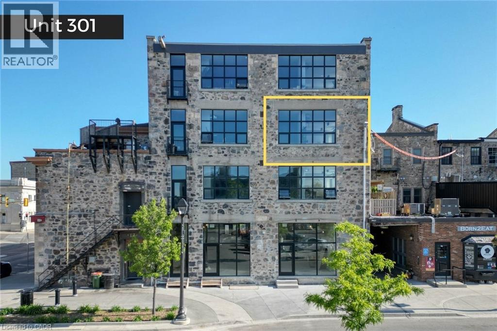 A building with a stone facade and a yellow rectangle highlighting a window.