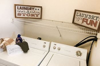 apartment with Washer/Dryer