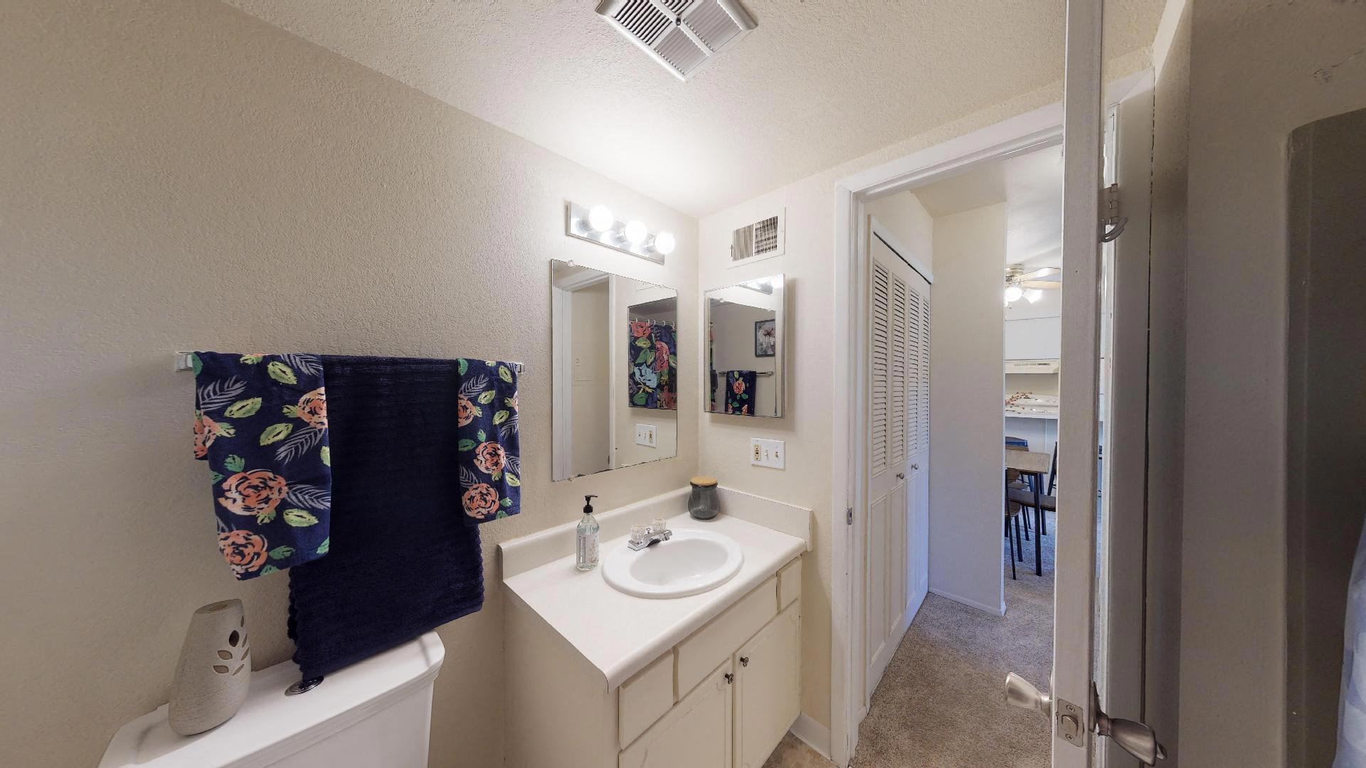 Photo Gallery Castle Pointe Apartments in East Lansing, MI