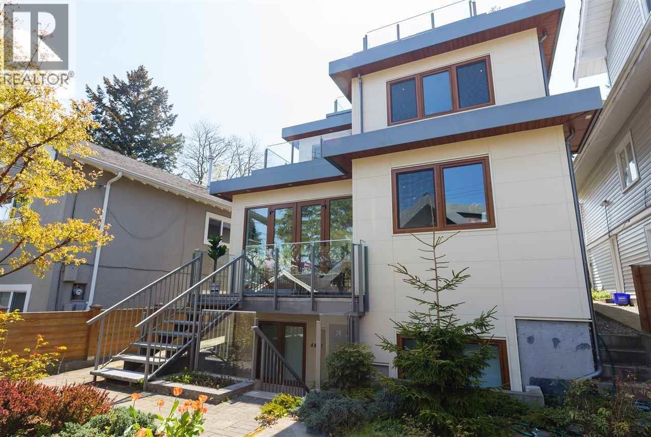 A modern house with a balcony and a staircase.