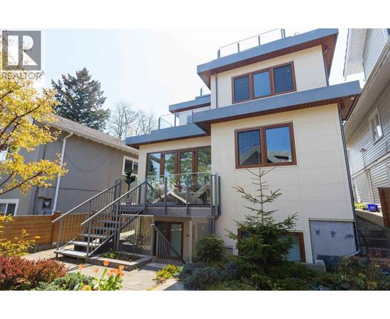 A modern house with a balcony and a staircase.