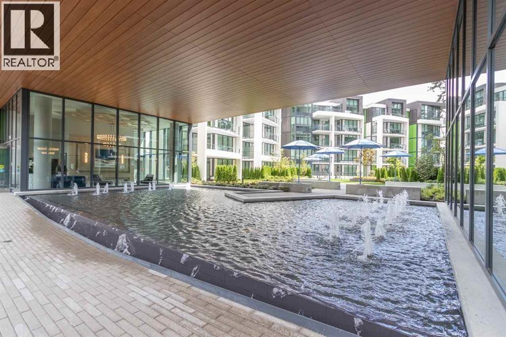 A fountain in the middle of a courtyard with a building in the background.