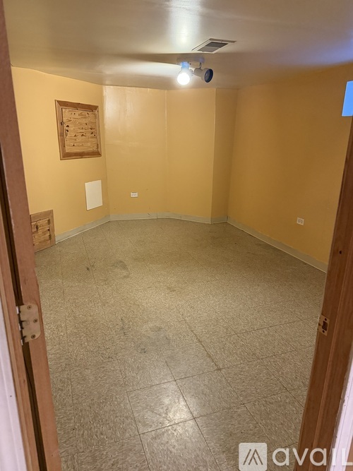 A room with a tiled floor and a ceiling light.