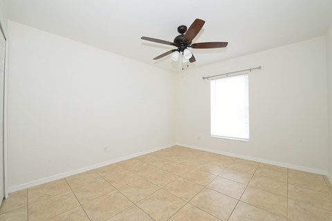 907 NE 10TH TER 3 Beds Apartment for Rent