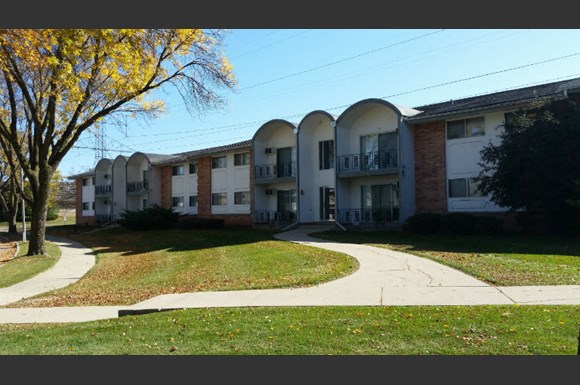 Deer Trail Apartments 9800 9875 Menomonee Park Court Milwaukee Wi Rentcafe