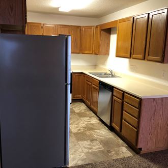 Fully Furnished Kitchen at Sandstone Apartments, Fargo, ND, 58103