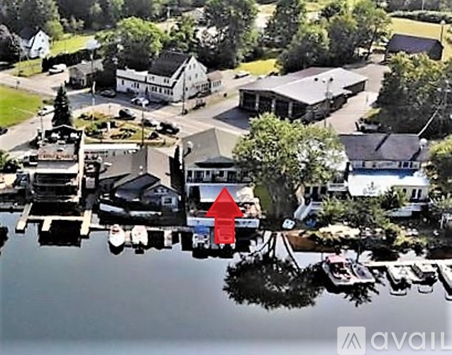 A red arrow points to a building in a small town.