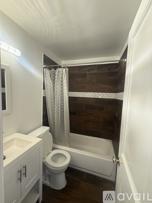 A bathroom with a toilet, sink, and bathtub.