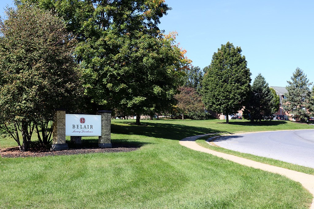 a view of a beaver sign on the side of a road