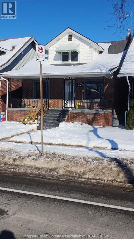 A sign in front of a house that says REALTY.