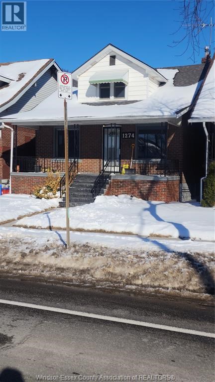 A sign in front of a house that says REALTY.