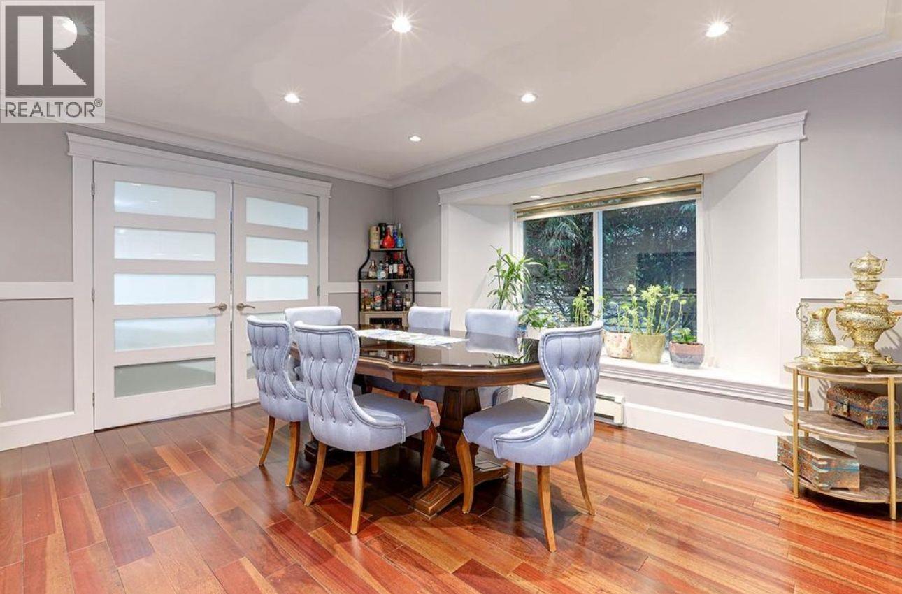 A dining room with a table and chairs.
