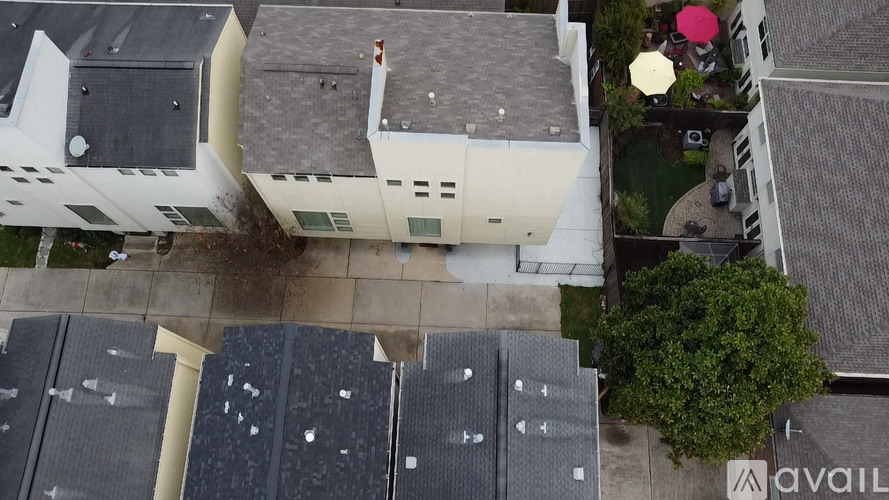 A bird's eye view of a parking lot with cars and a building.