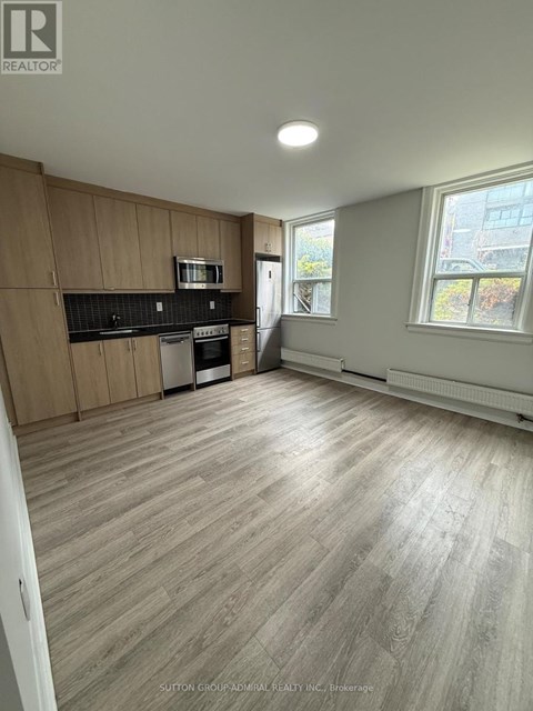 2 - 915 ST CLAIR AVENUE W 3 Beds Apartment for Rent