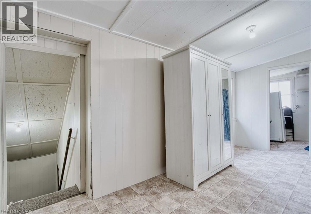 A room with a white ceiling and a white cabinet.