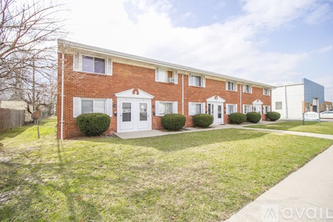 A row of houses with a grassy front yard.