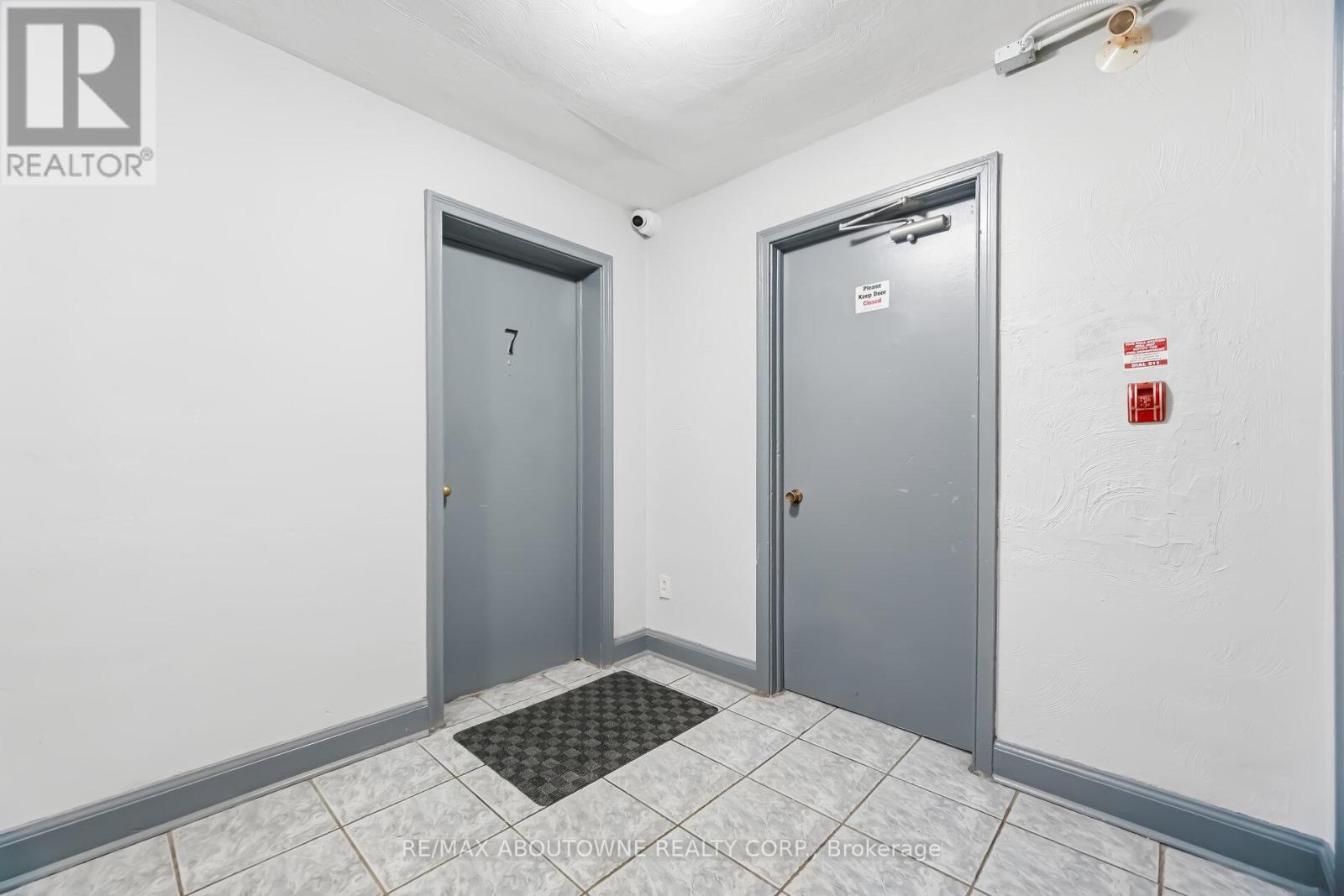 A hallway with two doors, one of which is numbered 7.