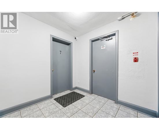 A hallway with two doors, one of which is numbered 7.