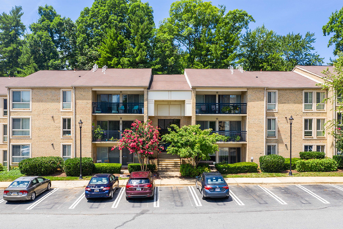 A building with a parking lot in front of it.