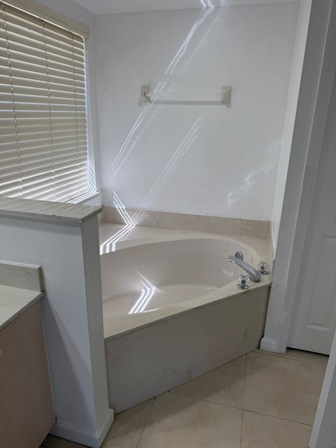 PR - 137 SW Meade Cir. 3 Beds Apartment for Rent