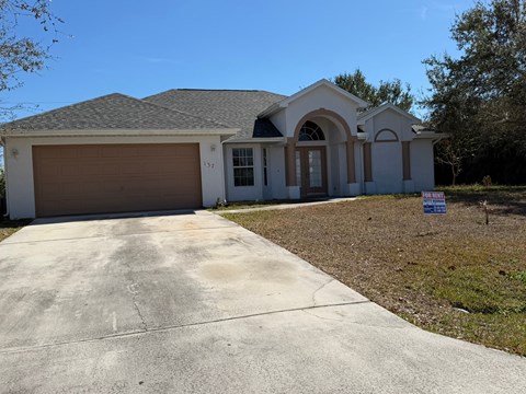 137 SW Meade Cir. 3 Beds Apartment for Rent