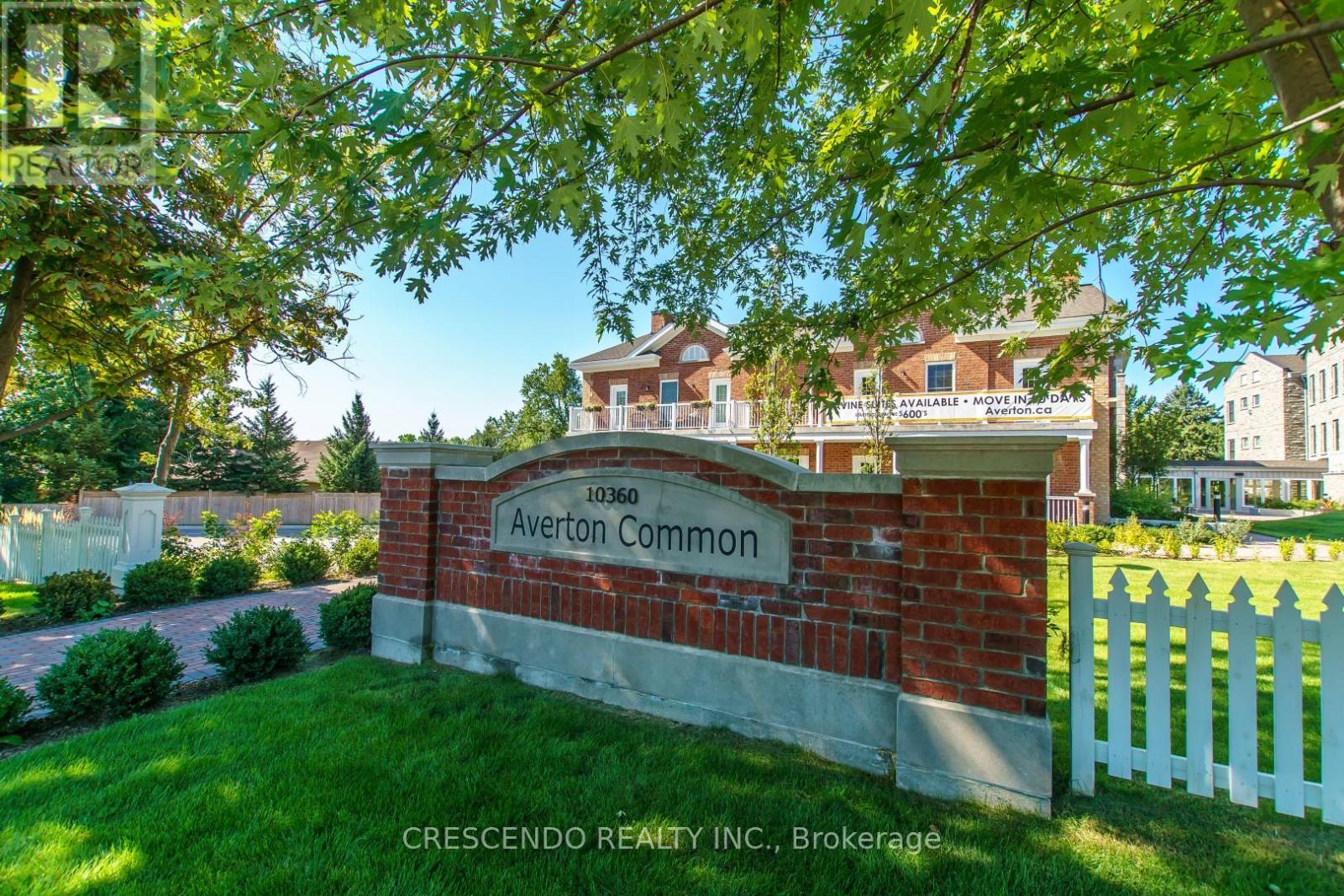 A sign for Averton Common is in front of a white picket fence.
