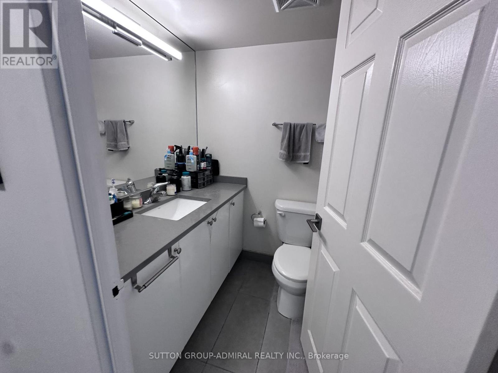A bathroom with a toilet, sink, and bathtub.