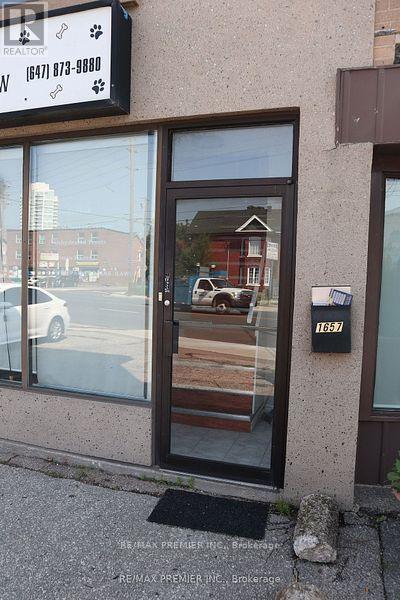 A building with a sign that says RE/MAX Premier.