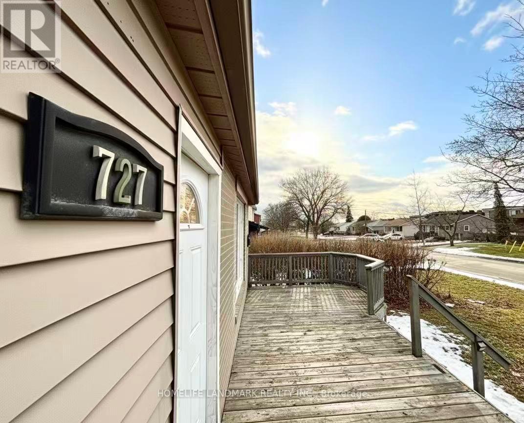 A house number 721 is displayed on a black signboard.