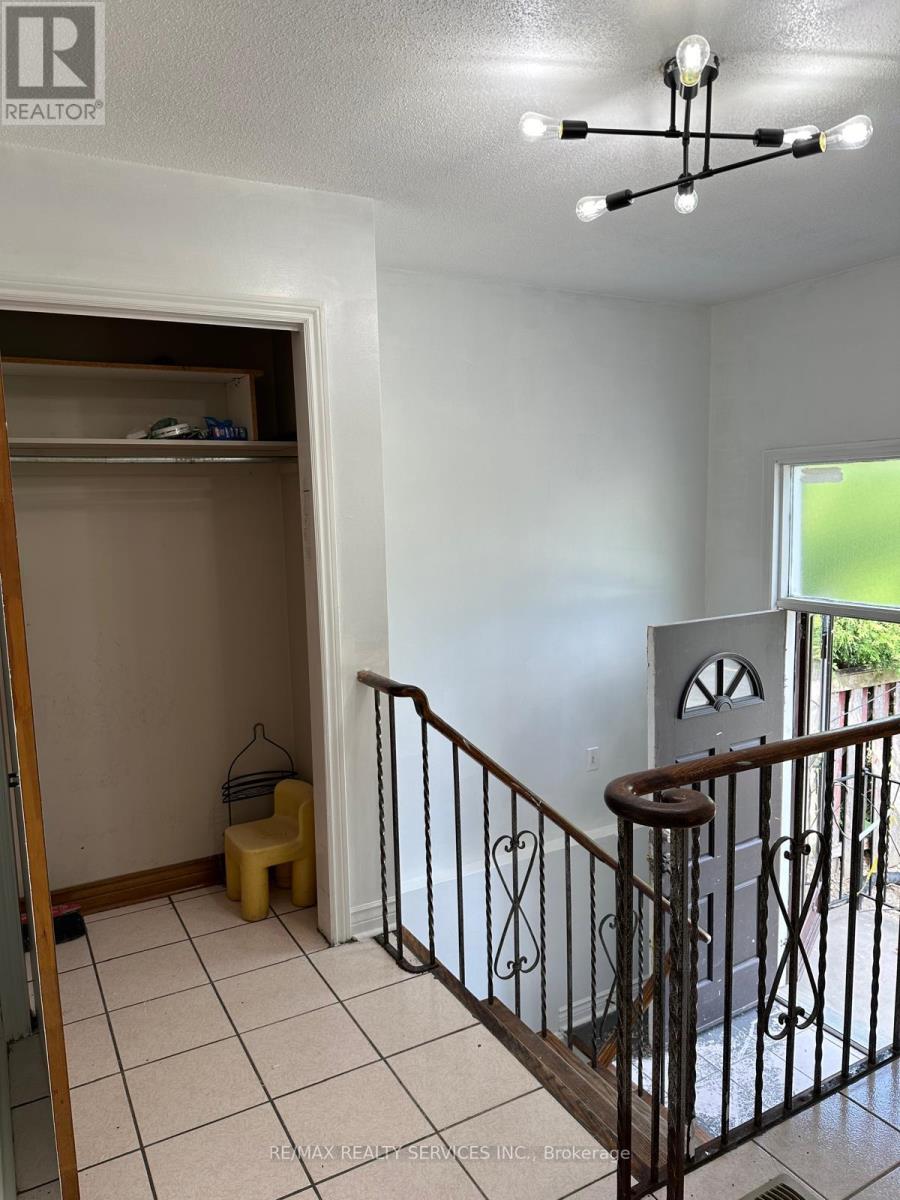 A room with a white ceiling and a white wall with a window.