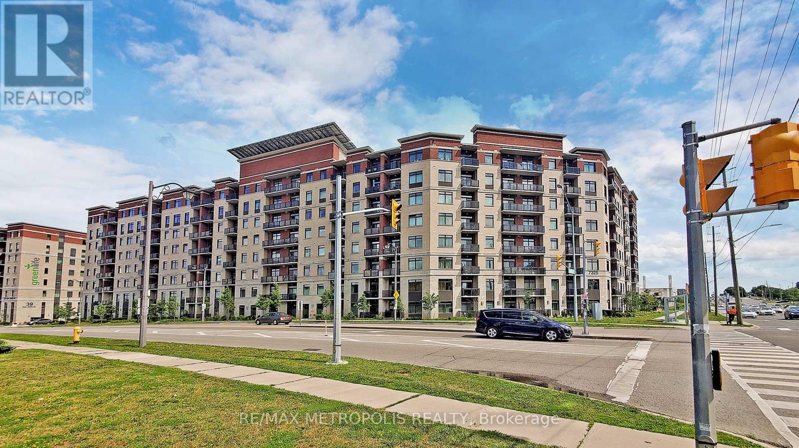 A building with a sign that says RE/MAX Metropolitan Realty Brokerage.