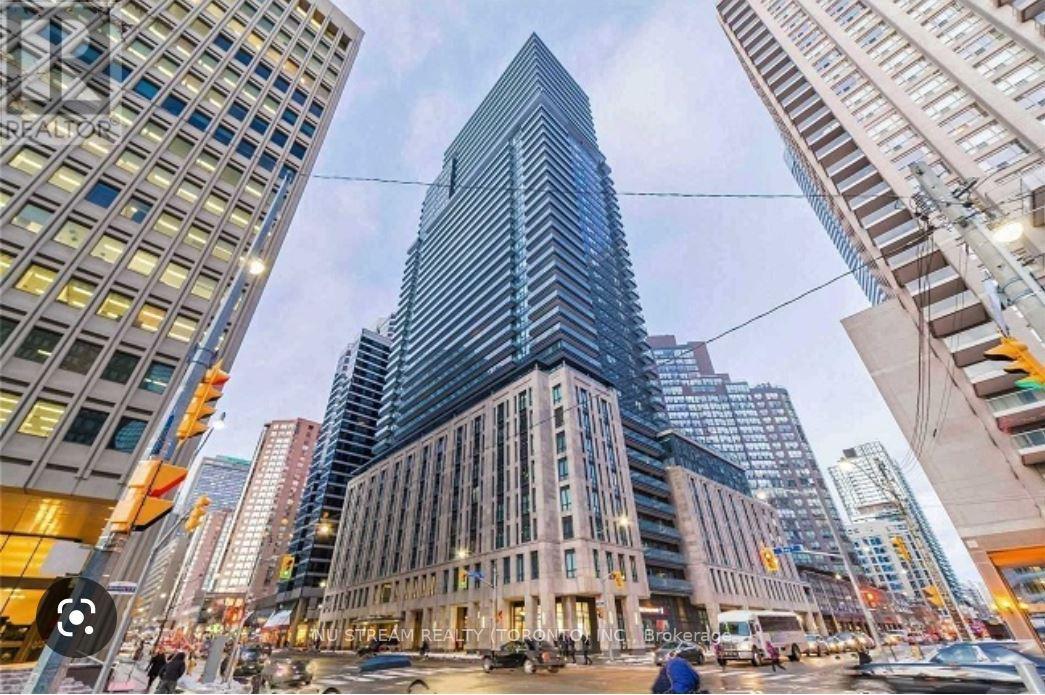 A city street scene with a tall building in the center.