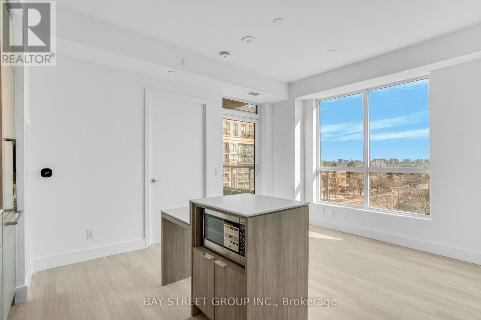Source URL: https://ddfcdn.realtor.ca/listing/TS639102926517170000/reb82/highres/0/c12931850_8.jpg