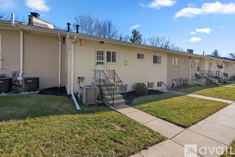 A row of houses with a grassy front yard.