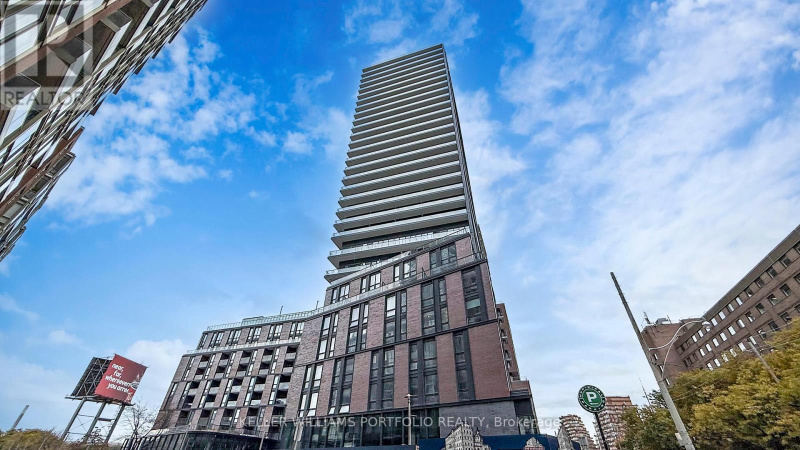 A tall building with a sign that reads "BROOKLYN HORTDOWN REALTY" in front of it.