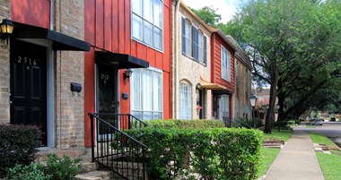 Townhomes near the Galleria with a small community feel, tree lined residential setting, immediate access to public transportation and freeways, within walking distance to restaurants, shops, and Entertainment at Briarwood Apartments in Houston.