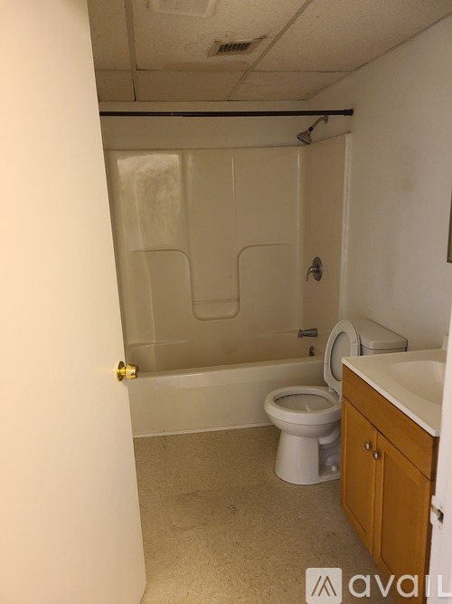 A bathroom with a toilet, sink, and bathtub.