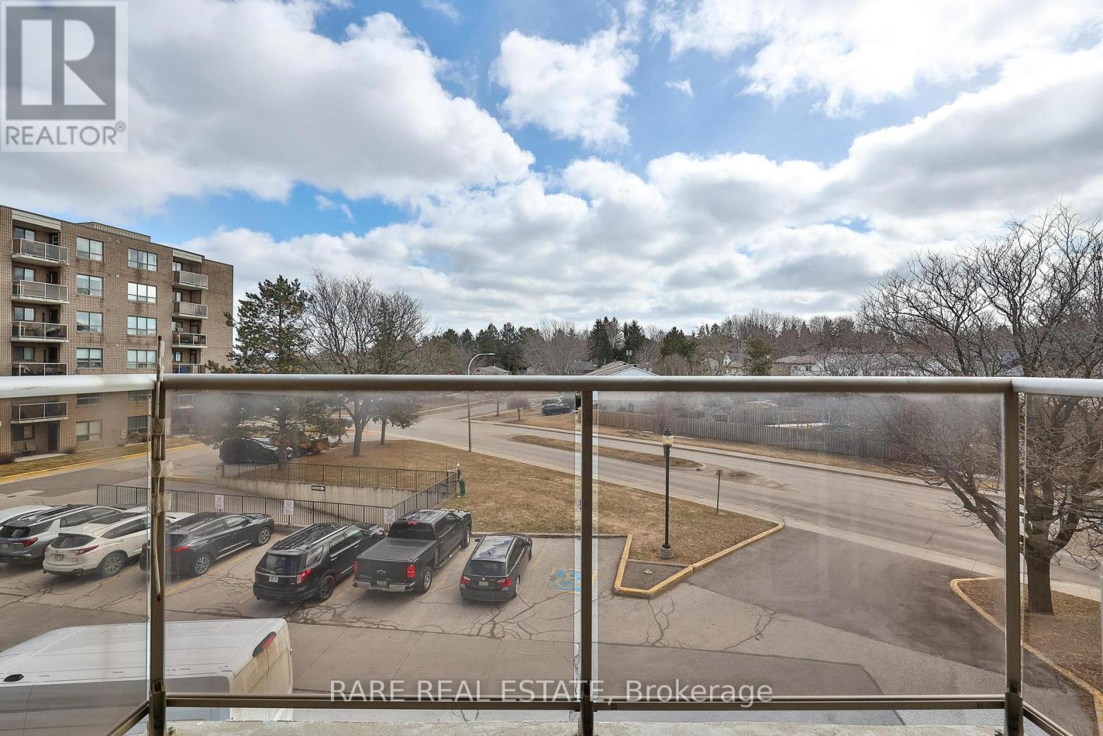 A parking lot with cars and a building in the background.