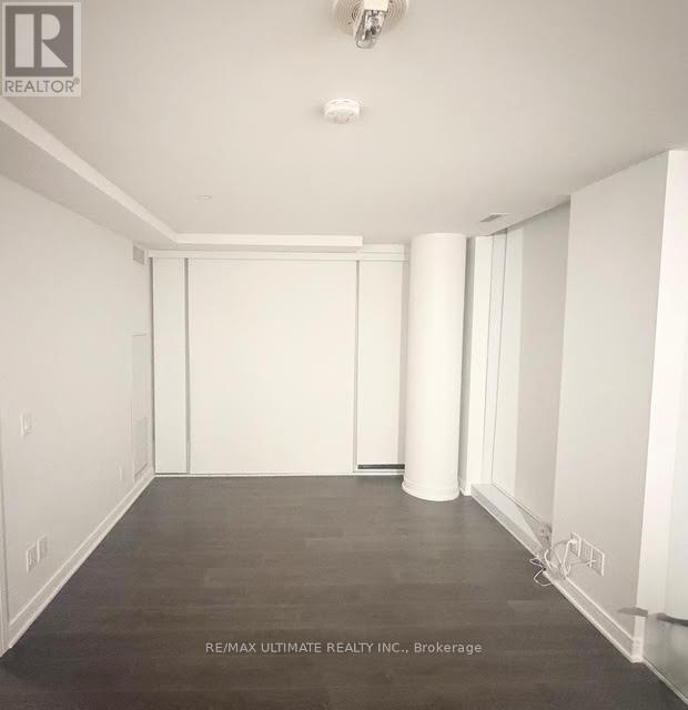 A large empty room with a white ceiling and floor.