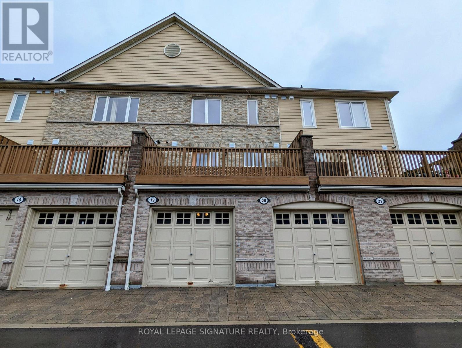 A building with a sign that says "Royal LePage Signature Realty, Brokerage".